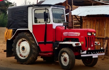 शख्स ने ट्रैक्टर को बना दिया जीप